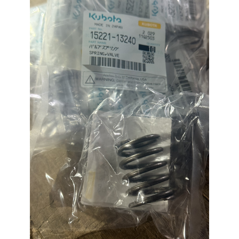 Пружина клапана Kubota V2203-V2403 оригінал - 15221-13240 Пружина клапана Kubota V2203-V2403 оригінал - 15221-13240