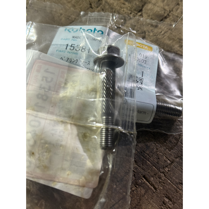 Болт корпуса підшипника Kubota D905 - 15381-04540 - оригінал